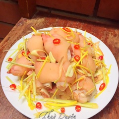 Móng giò ngâm chua ngọt để ngăn mát tủ lạnh 1-2 hôm là ăn được. Món này chấm tương ớt hoặc gia vị bột canh, đường, chanh ớt cũng rất hấp dẫn.