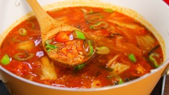 Kế đến cho vào nồi 1 lít nước hầm xương heo, nấu sôi. Nêm nước lẩu với 1 muỗng canh đường, 1 muỗng canh tương ớt Hàn Quốc, 1 muỗng canh hạt nêm và 1 muỗng canh ớt bột. Dùng vá khuấy đều cho gia vị hoà quyện.