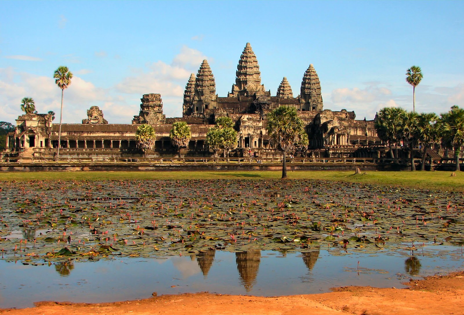 Keajaiban Angkor Wat: Warisan Budaya dan Magnet Wisata Dunia