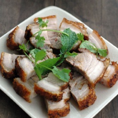 Lấy thịt ra cho ráo dầu rồi chặt thành miếng vừa ăn.