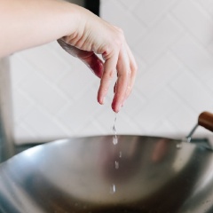 Rửa sạch đậu hũ, cắt miếng vuông vừa ăn rồi dùng vật nặng ép cho ráo nước. Bạn bắc chảo lên bếp, đun chảo cho thật nóng, bạn có thể thử bằng cách cho vài giọt nước vào, nếu nước bốc hơi ngay trong 2 giây là chảo đã nóng. Sau đó cho dầu ăn vào đun.