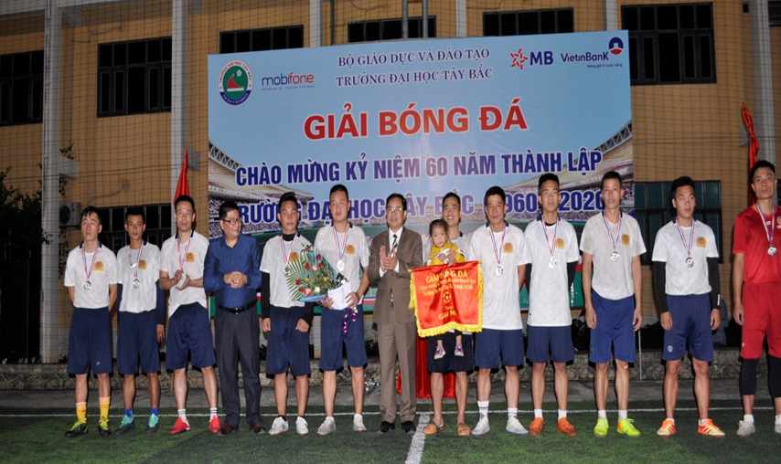 Bế mạc giải bóng đá chào mừng kỷ niệm 60 năm ngày thành lập Trường Đại học Tây Bắc