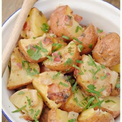 Nhớ rắc thêm rau ngò rí cho thơm nữa nè. Món này là salad nóng, nên đương nhiên phải ăn nóng mới ngon rồi.