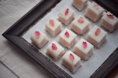 Bánh nhân hoa hồng hấp chín lấy ra khỏi khuôn, đợi một lúc cho bánh hơi nguội và co lại thì có thể dễ dàng lấy bánh ra khỏi khuôn nhé! Đem cắt bánh nhân hoa hồng thành những khối vuông nhỏ xinh, bày trí thêm 1 cánh hoa hồng nhỏ lên trên mỗi cái bánh cho đẹp mắt là có thể dọn lên cho cả nhà cùng thưởng thức rồi đấy!