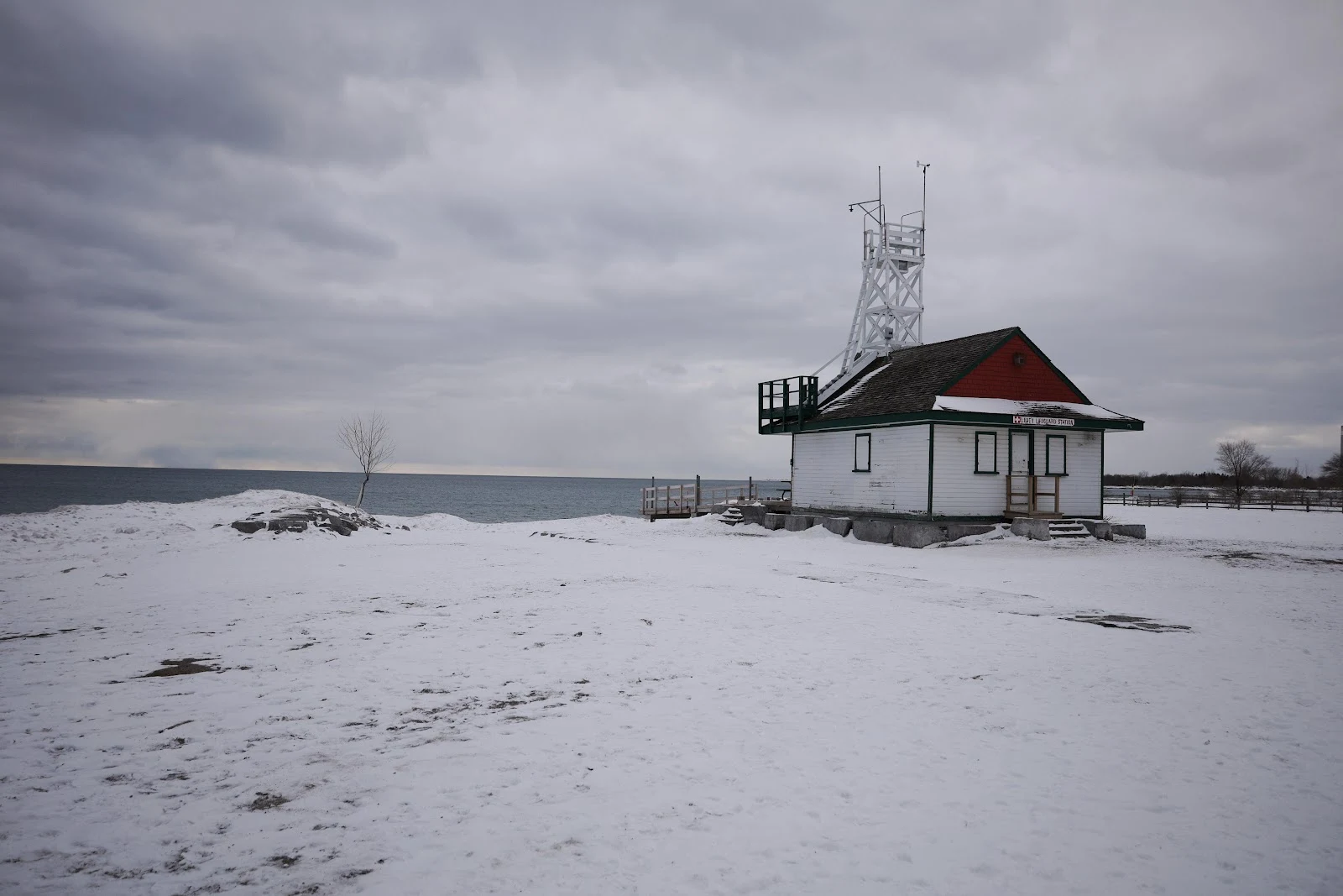 Winter At Leuty Lifeguard Station - Winter Landscape Photography 5K Wallpaper (6000x4000)