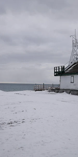 Winter At Leuty Lifeguard Station 5K Wallpaper Background