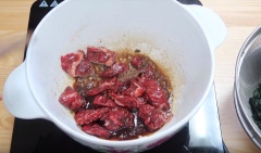 Ngâm rong biển trong nước để loại bỏ muối, để ráo, sau đó cắt thành miếng dễ ăn. Thịt bò rửa sạch, thái nhỏ, ướp với 1 muỗng canh nước tương, 1 muỗng cà phê dầu mè, 1/4 muỗng cà phê tiêu.