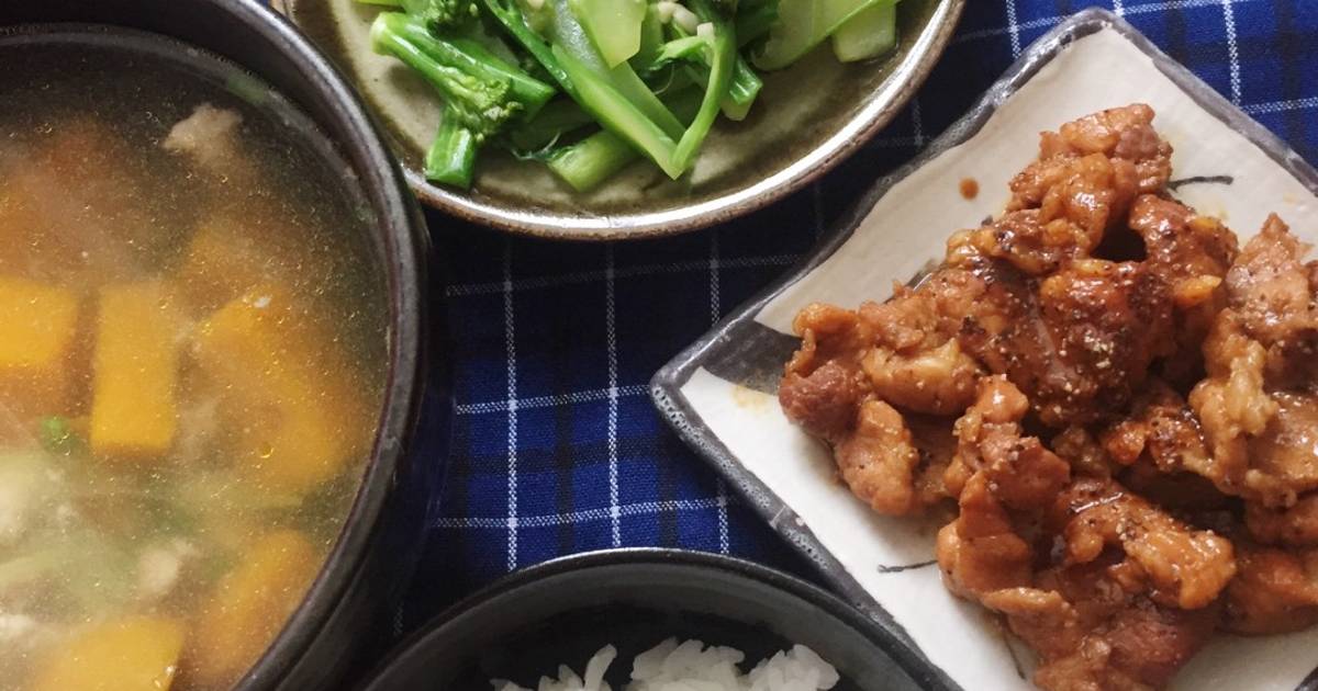 Bữa tối thanh đạm với bông cải xào, canh bí đỏ cùng thịt kho