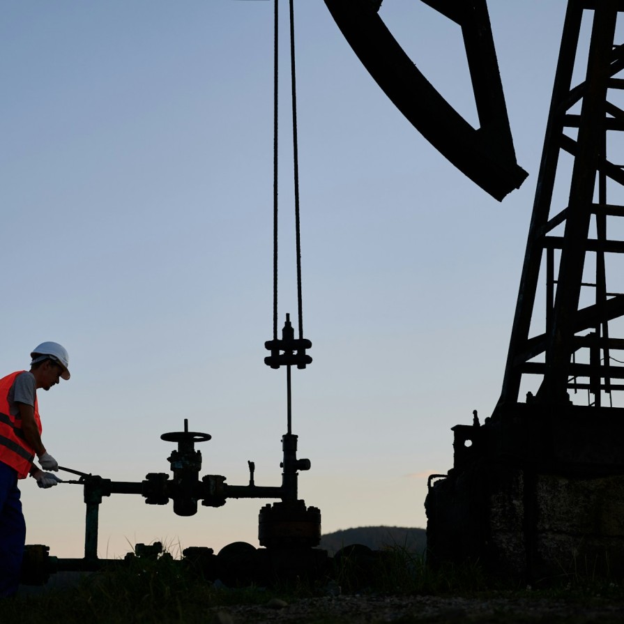 Ölförderung erreicht Rekordniveau während Arbeitsplätze auf Tiefststand prognostiziert werden 2026