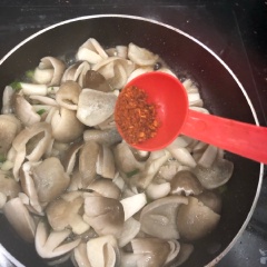 Cho tất cả củ quả vào nồi. Đổ ngập nước và hầm đến mềm. Đặt 1 cái chảo lên bếp, phi thơm hành lá rồi cho nấm rơm vào xào, nên thêm 1 muỗng canh nước tương, 1/2 muỗng hạt nêm, 1/2 muỗng ớt bột. Xào thấy nấm chín thì tắt bếp.