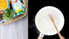 Bắc nồi có 500ml nước lọc lên bếp, cho vào 2gr bột thạch rau câu giòn (agar agar), khuấy đều cho bột thạch tan. Trộn sẵn 130gr đường với 10gr bột rau câu dẻo (jelly) trong một cái chén. Khi nước bắt đầu nóng lên bốc khói thì từ từ đổ hỗn hợp đường và jelly vào, vừa đổ vừa khuấy đều đến khi tan hết. Để nước thạch sôi bùng lên thì nhắc xuống.