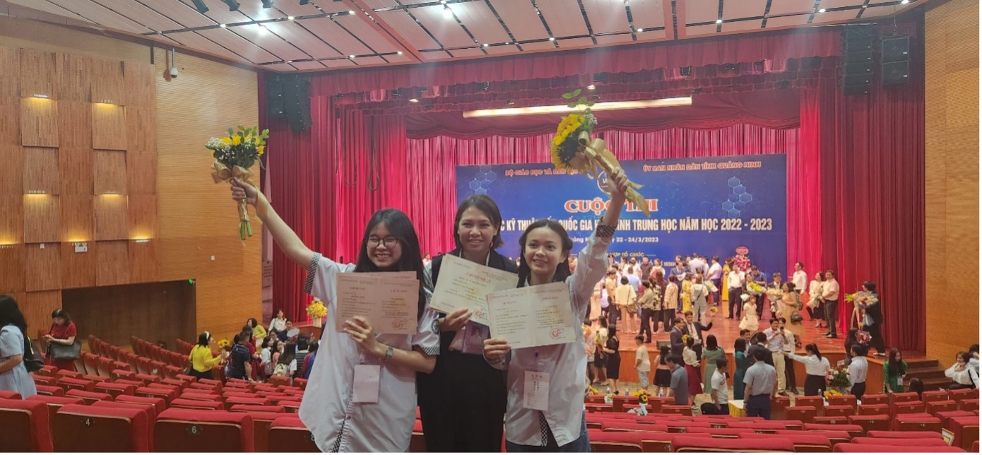 Giảng viên Trường Đại học Tây Bắc hướng dẫn học sinh Trường TH, THCS & THPT Chu Văn An tham gia Cuộc thi Khoa học Kĩ thuật cấp Quốc gia năm 2023
