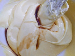 Dùng thìa hoặc phới dẹt đánh nhuyễn creamcheese (kem phô mai) đến khi mềm. Cho vào từng muỗng trứng sữa vào creamcheese, trộn đều hết mới cho muỗng tiếp theo vào trộn. Cho 1 tsp vanilla vào trộn đều. Dùng 140ml kem tươi (whipping cream) còn lại đánh bông cứng, cho vào hỗn hợp trên và fold đến khi hòa quyện.