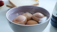 Đun sôi nồi nước, cho 4 quả trứng gà vào luộc chín 15 phút. Tiếp theo, vớt ra để vào tô nước lạnh nguội hoàn toàn. Sau đó bóc vỏ trứng.