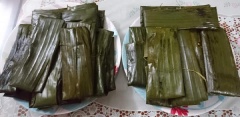 Cho bột gạo, bột năng, 1 muỗng cà phê hạt nêm 600 ml nước vô chảo chống dính, khuấy tan bột, thêm 3 muỗng canh dầu ăn vô khuấy đều lên rồi bắc lên bếp đảo liên tục cho đến khi bột sệt lại thì bắc xuống. Lá chuối phơi héo, trải miếng lá ra mâm cho xíu dầu ăn lên, cho 1 muỗng canh bột dàn mỏng ra rồi cho muỗng nhân lên rồi gói lại như hình. Để bánh được gốc cạnh thì khi gói xong dùng bàn tay đè lên bánh cho bột dàn đều ra. Cho bánh vào nồi hấp khoảng 25 phút.