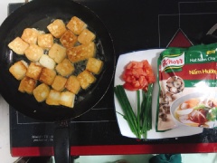 Cho đậu hũ lên rán vàng.