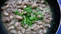 Cho phần bao tử cá đã làm sạch vào xào khoảng 10 phút cho đến khi ngã màu vàng sậm và rút bớt nước. Sau đó, cho nước sốt me vào (vừa đủ theo khẩu vị) và xào thêm 5 phút. Cho thêm gia vị đường, muối và tỏi ớt băm còn lại vào.