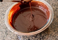 Ngay khi kem còn nóng, đổ kem vào hỗn hợp chocolate ở trên, trộn đều.
