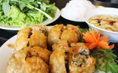 Bắc chảo cho dầu nóng già, cho khoảng 1 muỗng cà phê giấm, thả nem vào rán chín vàng, vớt ra để ráo mỡ, bày vào đĩa. Ăn nóng với nước chấm nem kèm rau xà lách, dưa góp.