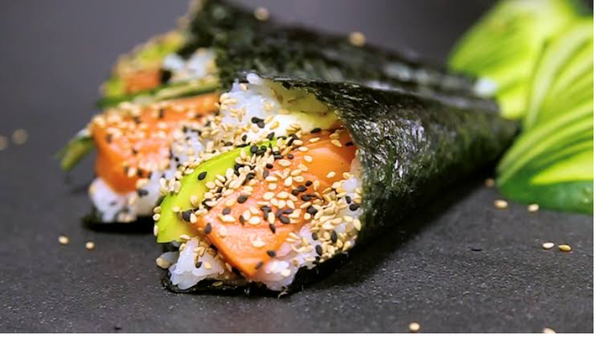temaki cá hồi, bơ chín và vừng rang