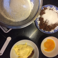 Đun chảy 165g bơ, để bơ nguội và hơi đông lại một chút. Thêm đường nâu và đường trắng vào khuấy cùng với bơ. Sau đó cho vào 2 lòng đỏ trứng gà để lạnh.