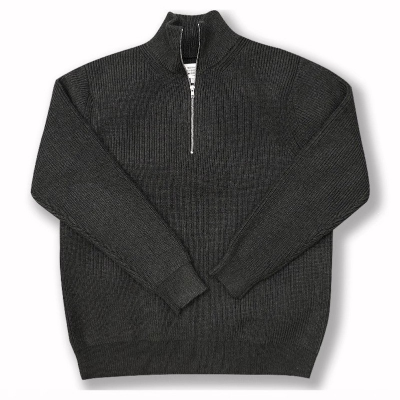 Stylish knitted sweater with a zipper
