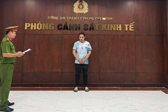 Khởi tố chủ hộ kinh doanh K.W Sneaker buôn bán hơn 1.400 đôi giày, dép giả mạo nhãn hiệu - Báo Pháp Luật TP.HCM