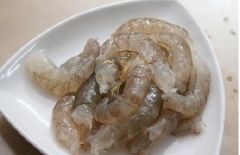 Tôm tươi bóc vỏ, rửa sạch, rút bỏ chỉ đen trên lưng tôm.
