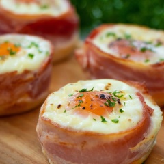Dọn bacon cuộn trứng ra đĩa, rắc thêm ngò tây băm nhuyễn và thưởng thức khi còn nóng. Bacon cuộn trứng có vị đậm đà từ thịt xông khói, thịt beo béo của trứng lòng đào sẽ khiến cho bạn càng ăn càng mê. Như vậy với cách làm trên bạn chỉ cần một ít thời gian là đã có ngay bữa sáng vô cùng thơm ngon và dinh dưỡng.