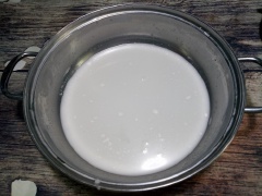 30ml nước cốt dừa đem nấu cùng với 100g đường cát cho tan đường, thành hỗn hợp nước cốt dừa ngọt thơm. Cho phần dưa gang đã bổ miếng vào máy xay sinh tố. Tiếp theo, bạn cho chè đậu xanh cùng với sữa đặc và nước cốt dừa, nửa chén đá bào vào chung. Bật máy xay sinh tố và xay nhuyễn hỗn hợp 3-5 phút.