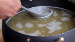 Cách nấu chè đậu xanh nha đam đường phèn: Cho đậu xanh đã ngâm vào nồi cùng với 3 lít nước. Nấu cho đến khi đậu xanh mềm nhừ thì cho 250gr đường phèn còn lại vào nồi, khuấy đều cho đến khi đường tan hết. Trong quá trình nấu đậu xanh, nếu có bọt nổi lên bạn dùng muỗng để vớt bọt này đi để nước chè trong hơn.