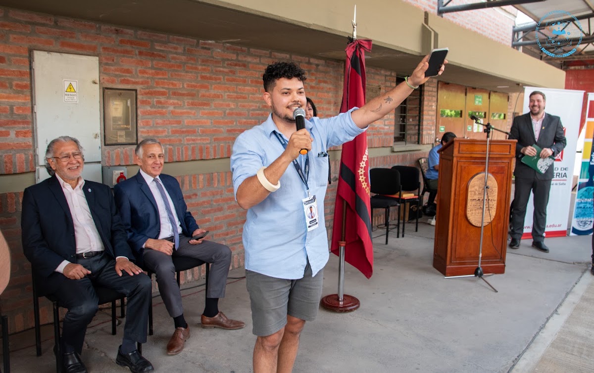 Joven participante dirigiéndose al público durante la apertura