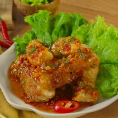 Cho cá ra đĩa, rưới sốt ngũ vị lên trên, trang trí với một ít thì là, món dùng với cơm nóng và được ăn kèm với rau xà lách. Chỉ với một ít thời gian là bạn đã có ngay món phi lê cá sốt ngũ vị thơm ngon, đậm đà hương vị với phần phi lê cá được bọc bên ngoài một lớp bột mỏng, khi chiên lên ăn mềm trong giòn ngoài càng ăn càng mê.