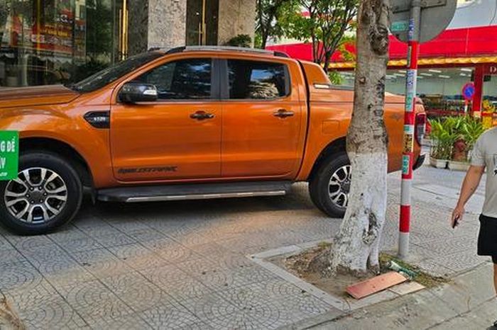 Đà Nẵng: Xe dịch vụ 'chiếm' vỉa hè phố du lịch - Báo Người Lao Động