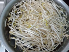 Giá ngâm và rửa sạch. Hành lá cắt khúc 3cm.