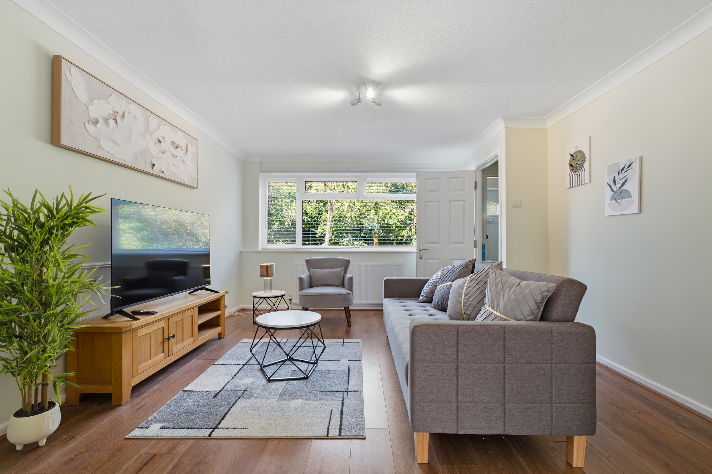 House in Waltham Cross — Hostahome managed short-let
