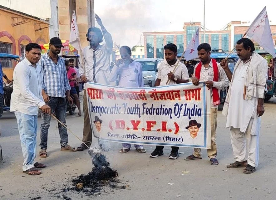 नौजवान सभा के बैनर तले शिक्षा मंत्री धर्मेन्द्र प्रधान को इस्तीफा देने की मांग को लेकर किया पुतला दहन 
