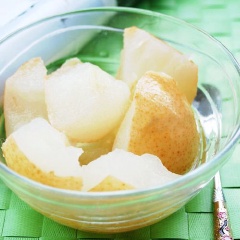 Lấy bát lê hấp ra, ăn lúc nguội ngon và dễ chịu hơn. Dùng dao cắt quả lê thành nhiều miếng nhỏ, ăn cả cái lẫn nước rất tốt.