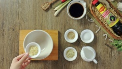 Tiếp theo chúng ta sẽ pha chén gia vị gồm 10gr sả băm, 10gr tỏi băm, 40ml (hoặc 4 muỗng canh) nước tương Maggi, 15gr đường trắng, 3gr tiêu sọ đập dập và 50ml nước lọc.