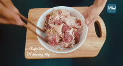 Giò heo rửa sạch với nước muối, vớt ra để ráo. Sau đó ướp giò heo với các gia vị: đường, nước mắm, muối, tiêu, hành tím, tỏi, ớt, sả (đã thái nhỏ), trong khoảng 10 đến 15 phút.