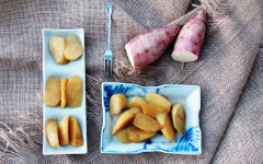 Bày trí ra đĩa và thưởng thức ngay nhé! Vì nước đường đun chưa chưa thành caramel nên sẽ không vị kết dính đâu. Khi dùng nếu thấy miếng khoai bị khô thì bạn có thể những miếng khoai vào phần nước đường quế còn dư nhé!