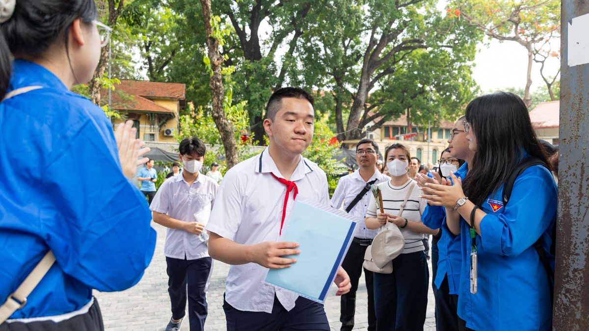 Sĩ tử Hà Nội làm thủ tục thi lớp 10, sẵn sàng bước vào kỳ thi căng thẳng - Báo VTC News