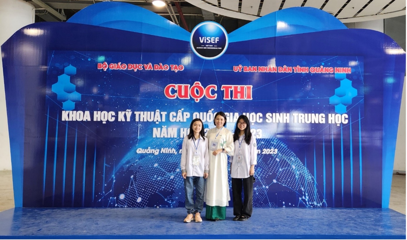 Giảng viên Trường Đại học Tây Bắc hướng dẫn học sinh Trường TH, THCS & THPT Chu Văn An tham gia Cuộc thi Khoa học Kĩ thuật cấp Quốc gia năm 2023