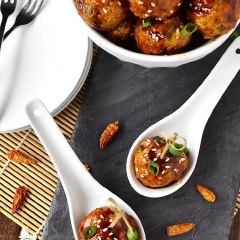 Cho gà viên nước tương ra đĩa, rắc một ít hành lá, mè trắng rang lên trên là xong. Nhìn bắt mắt quá nhỉ?
