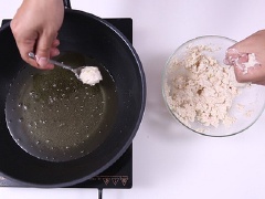 Làm nóng chảo với lượng dầu đủ ngập mặt đậu khi chiên. Đeo bao tay thực phẩm, múc từng miếng đậu vào lòng bàn tay rồi viên tròn lại. Chờ dầu sôi, từ từ thả viên đậu vào chiên. Chiên khoảng 4-5 phút hoặc cho đến khi viên đậu vàng giòn thì vớt ra đĩa có lót sẵn giấy thấm dầu. Xếp lá rau diếp ra đĩa, gắp đậu viên xếp lên trên.