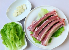 Để làm món sườn ram thật ngon trước hết bạn cần làm sạch và khử mùi hôi cho sườn bằng cách chặt miếng vừa ăn rồi rửa sạch, cho vào nồi nước lạnh, thêm vài lát gừng, đun tới khi sôi thì vớt ra, để ráo.