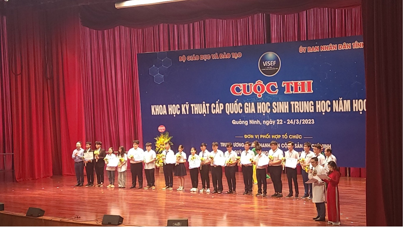 Giảng viên Trường Đại học Tây Bắc hướng dẫn học sinh Trường TH, THCS & THPT Chu Văn An tham gia Cuộc thi Khoa học Kĩ thuật cấp Quốc gia năm 2023