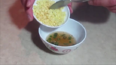 Tiếp theo cho 1 muỗng canh hành lá cắt nhỏ vào, thêm 1 muỗng canh gừng băm, 1 muỗng canh nước cốt chanh.