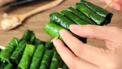 Rửa lá lốt thật sạch và nhẹ nhàng, tránh làm rách lá lốt bạn nhé, vì mình cuốn trực tiếp thịt bò vào lá lốt cần được làm sạch, không còn dính bẩn. Để lá lốt thật khô ráo thì mới cuốn thịt được nha. Trải lá lốt lên dĩa, múc một muỗng thịt bò lên lá, lấy tay gắp hai bên mép lá lại, cuốn tròn cho đến hết lá. Cuốn thịt như vậy đến khi hết nguyên liệu. Xiên từng cuốn bò vào cây xiên.