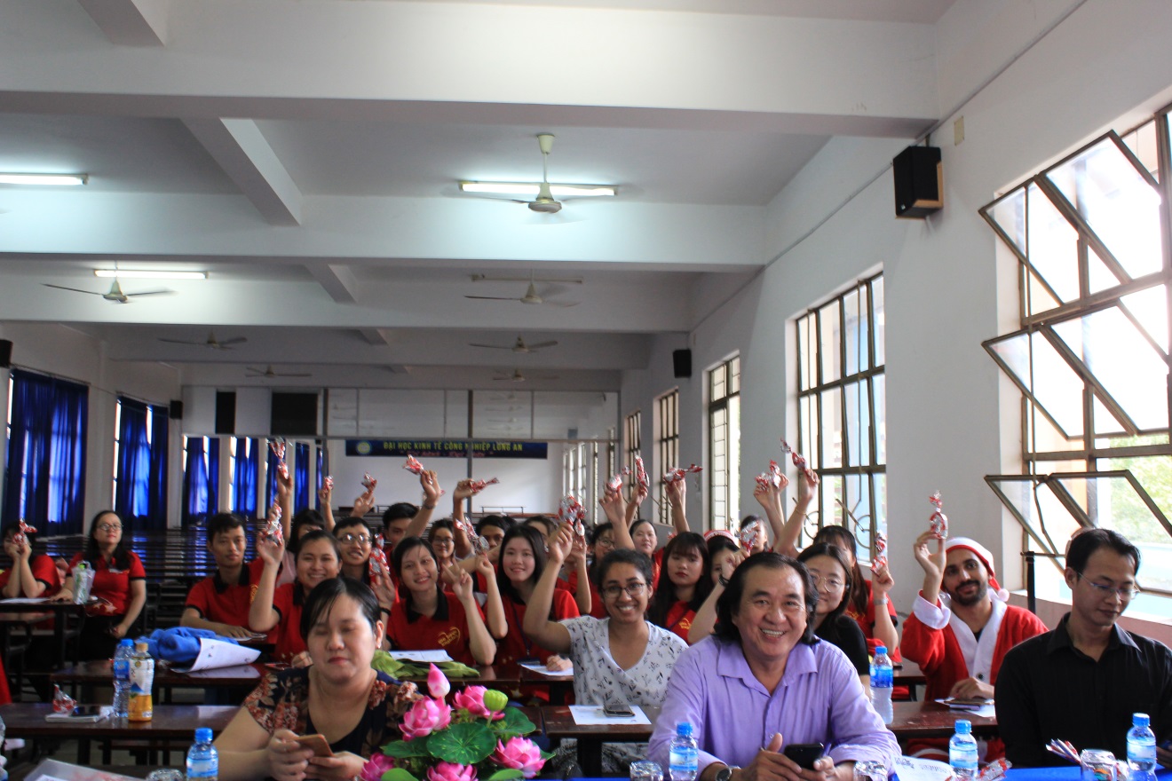 Những món quà Giáng Sinh nho nhỏ nhưng mang đến nhiều niềm vui cho các bạn sinh viên